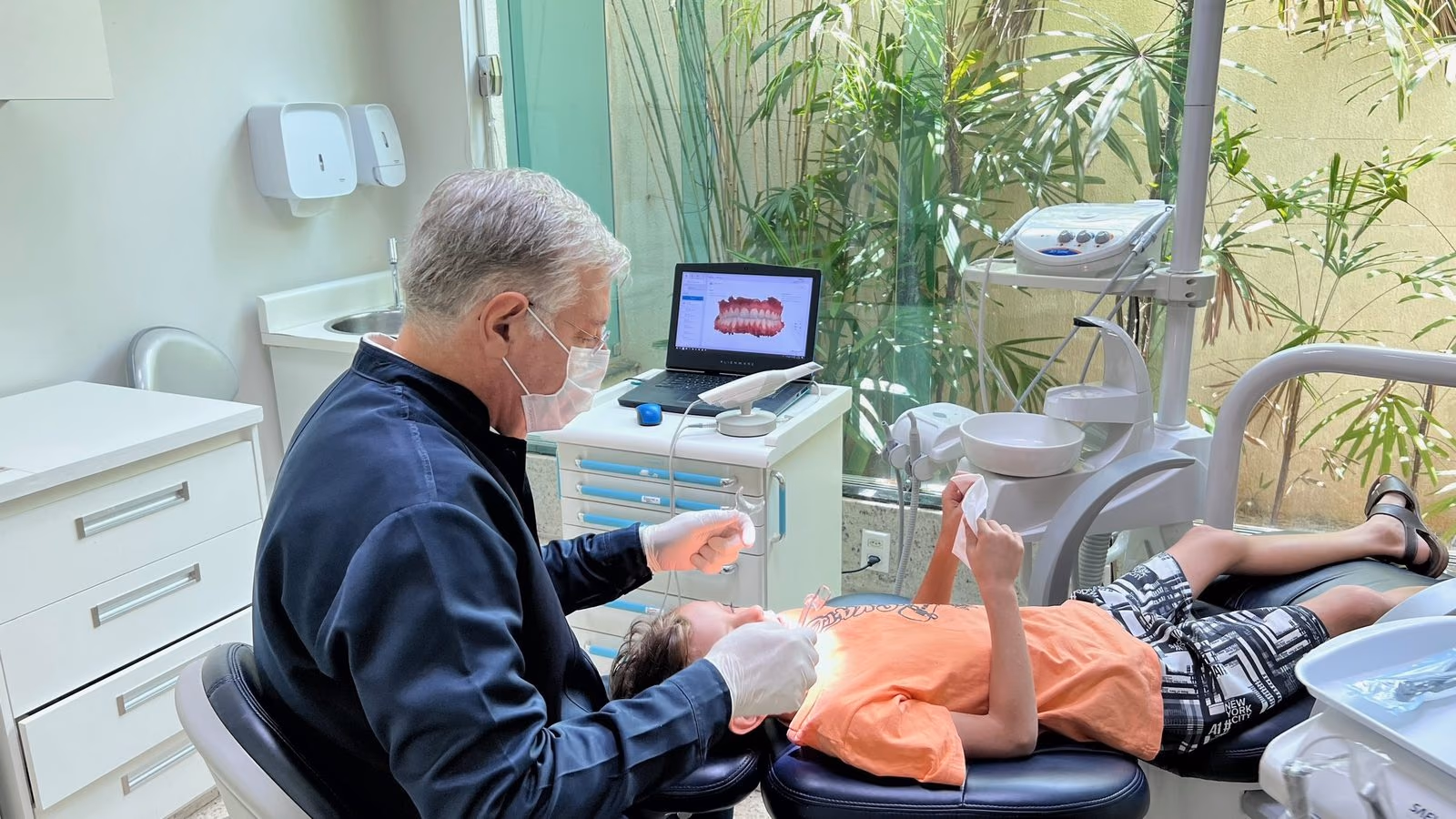 Dr. Rui Cambauva atendendo em consultório